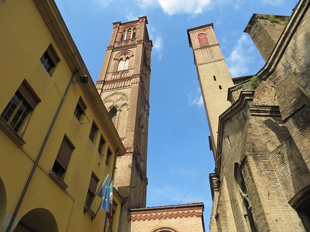 Historia wież Garisenda i Asinelli w Bolonii